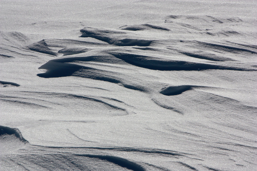 Wind formt Schnee